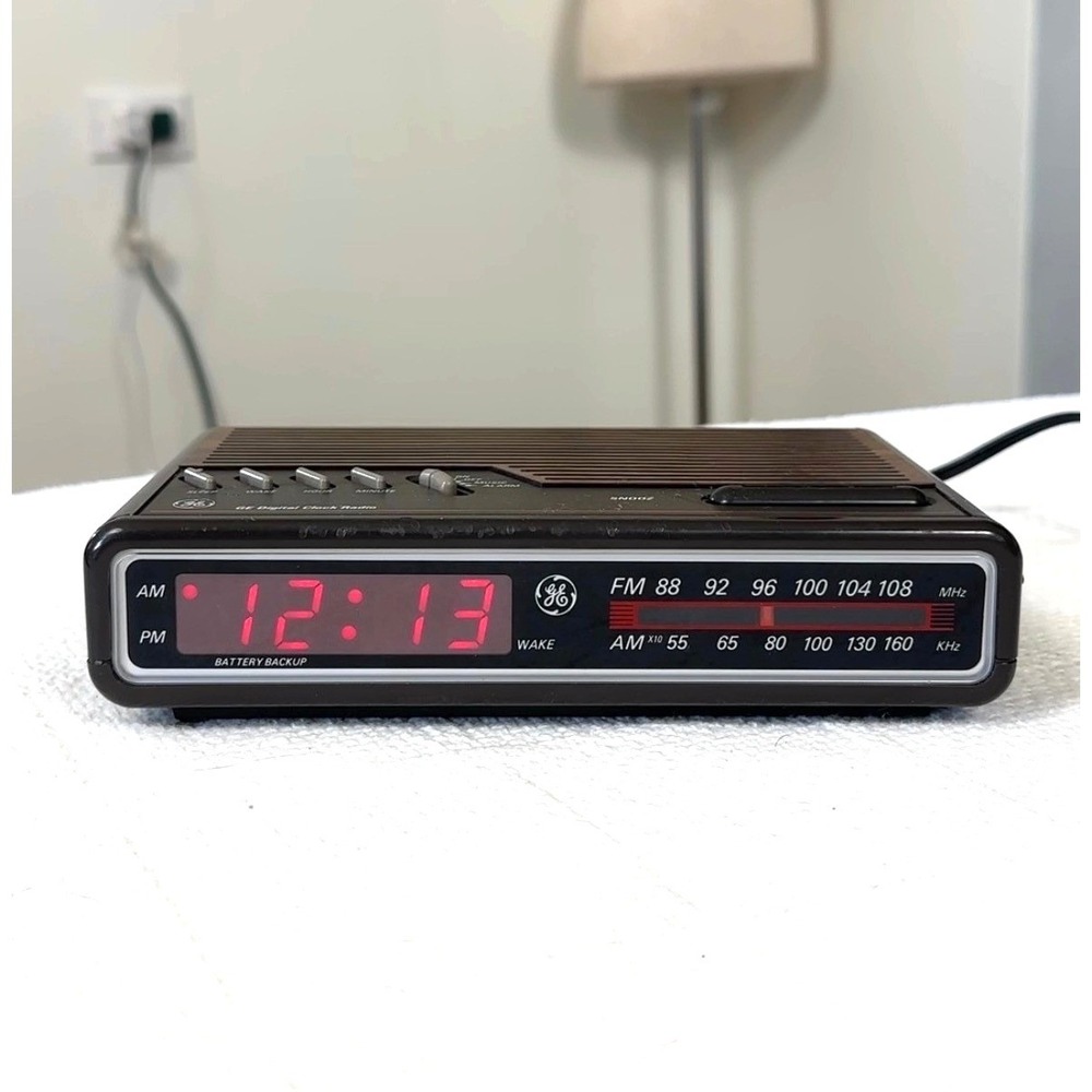 VTG GE Digital Clock Radio AM FM Woodgrain Alarm Clock 7-4612B Retro MCM WORKS